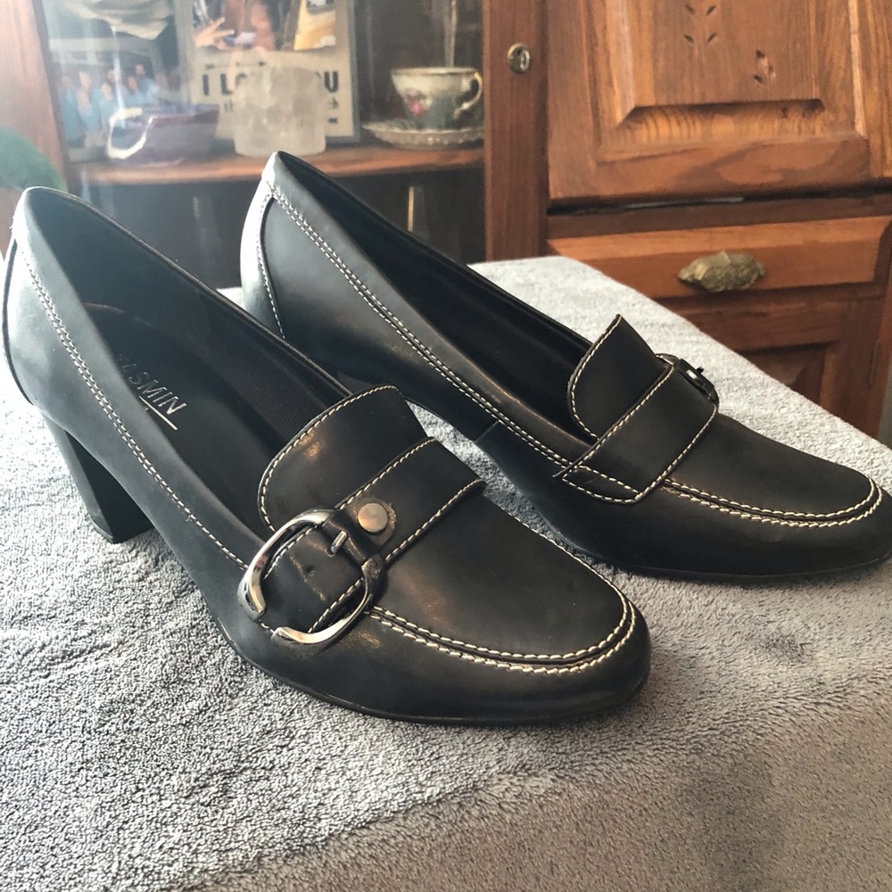NIB Pumps w/ buckle Black